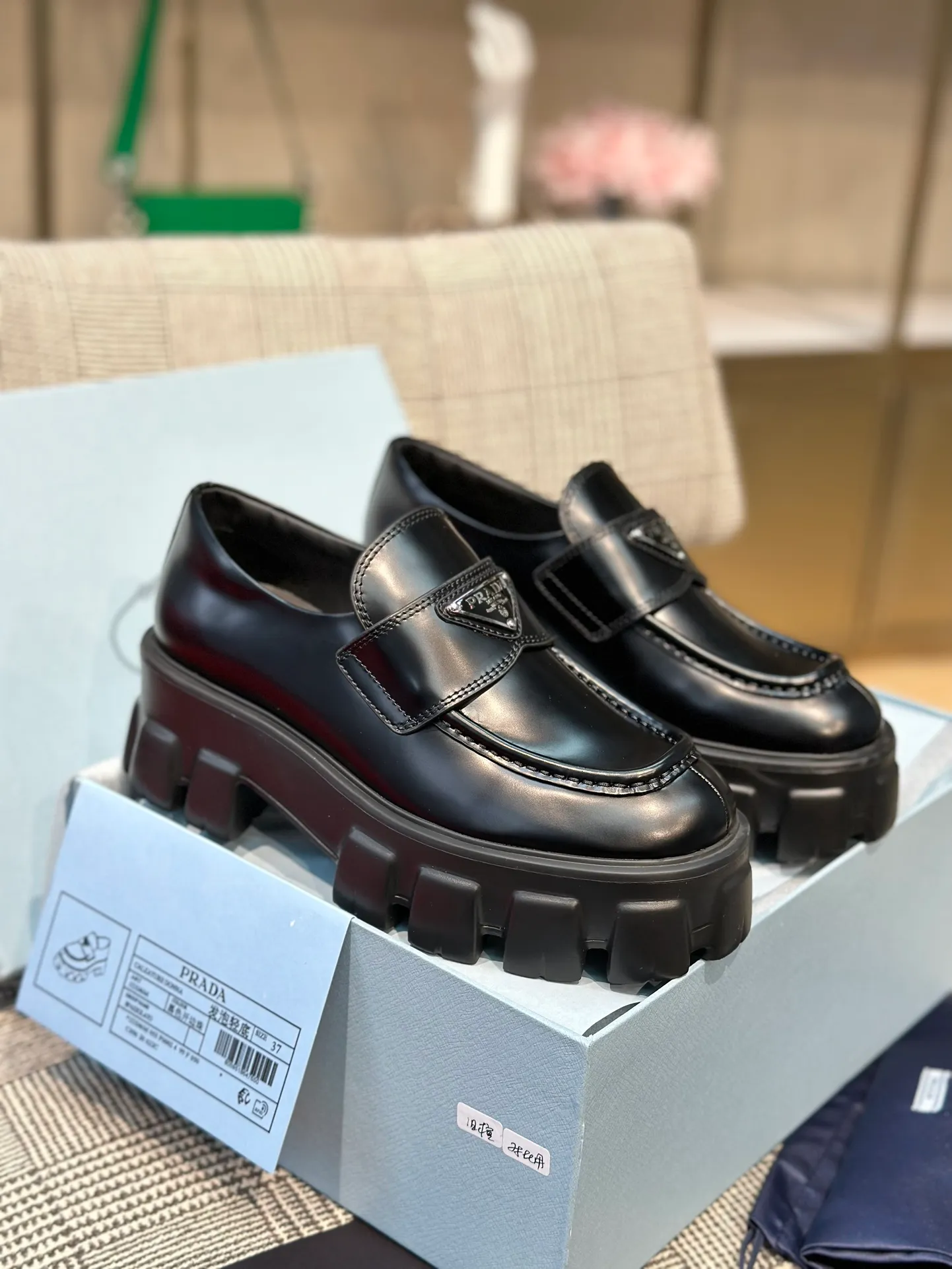 👟👟Ex-factory price 480👟👟 Women's shoe factory Prada ss23 new thick-soled loafers. The 2023 spring and summer new model is based on the classic model, ⚠️: the toe has been adjusted, with a goose crown shape, which is more rounded and stylish! ⚠️Attachment: 2023 genuine + old version comparison picture set! Classic wheel thick sole + classic Loaf upper, imported open-edge beaded calfskin material! The sole is made of foam material, which feels super comfortable on the feet. It is 5.5cm taller and is a perfect tool for long legs. The upper is open-edge beaded cowhide and decorated with a triangle logo! Code number 35-40
